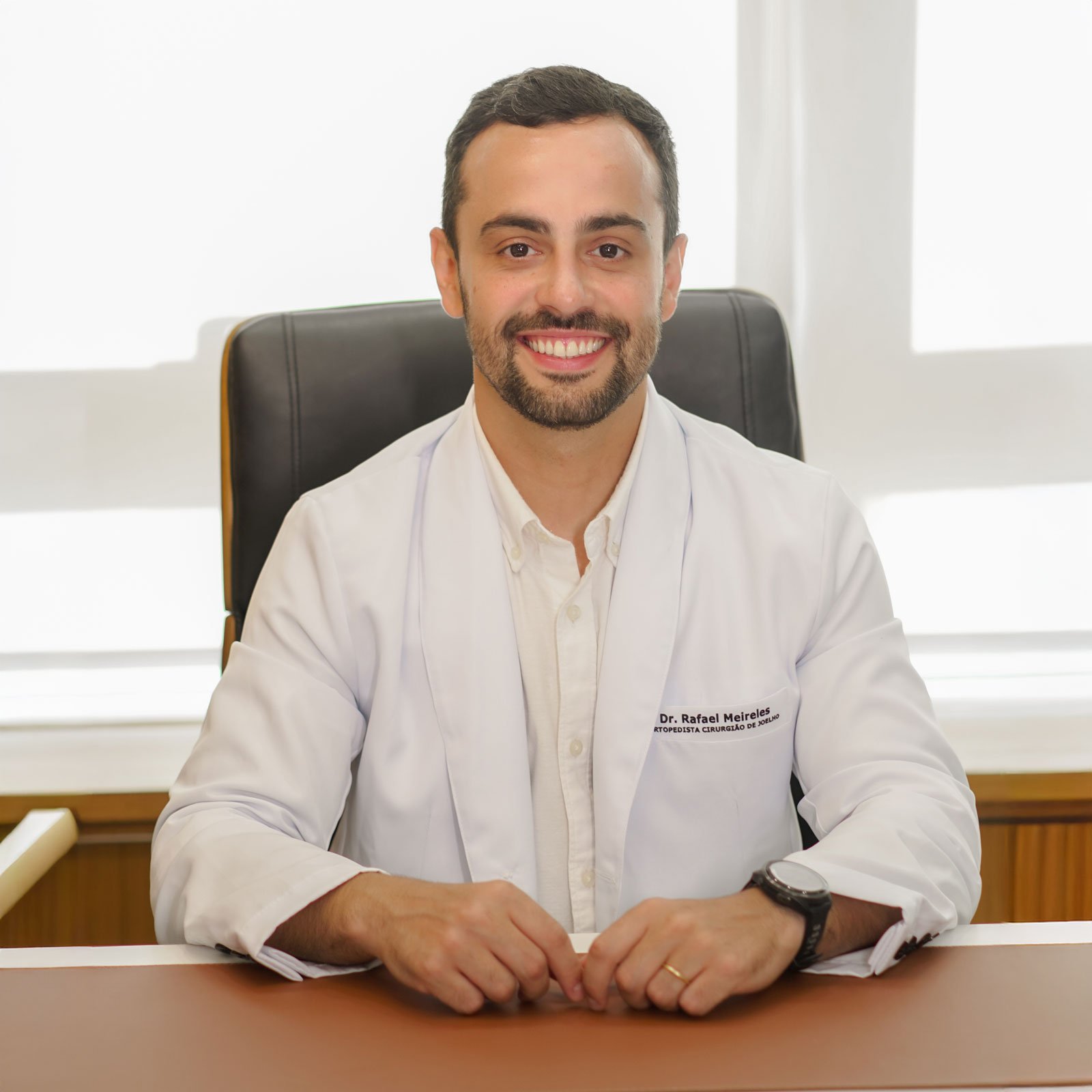 Dr. Rafael Meireles — especialista em joelho